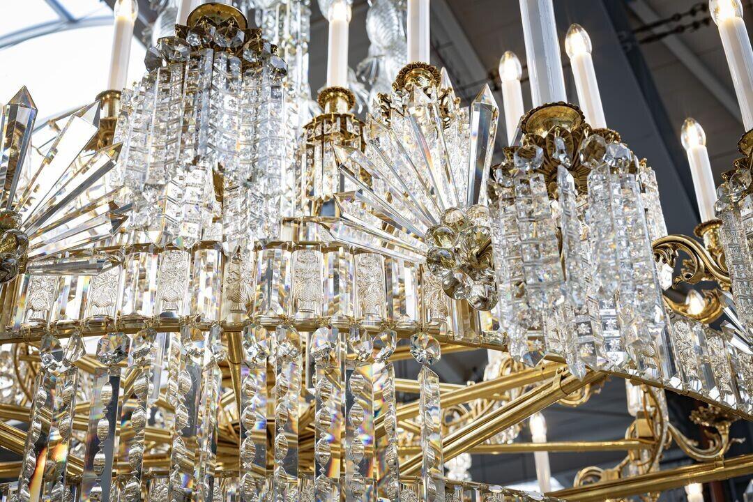 Křišťálový lustr z Hejnic se vrací do chrámu po obnově